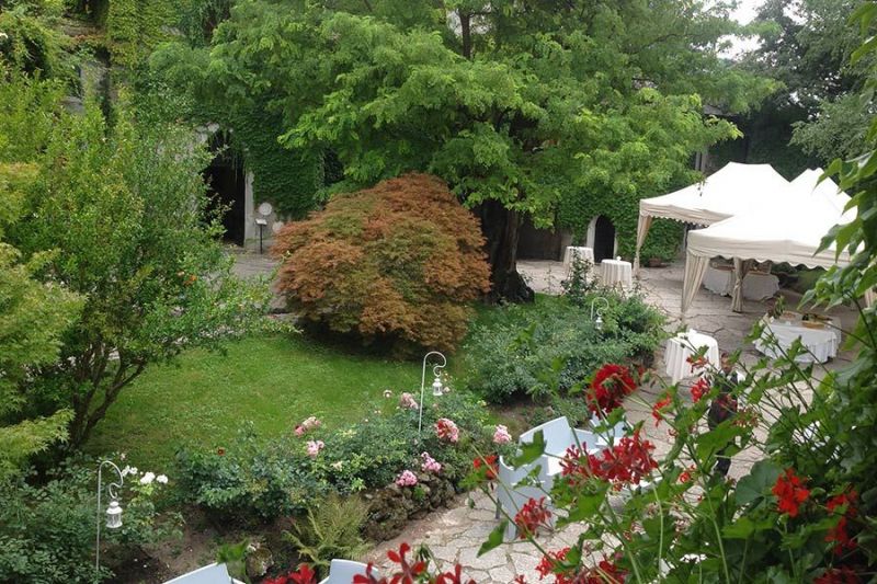 Castel Ivano Corte Interna con Aiuole in Fiore
