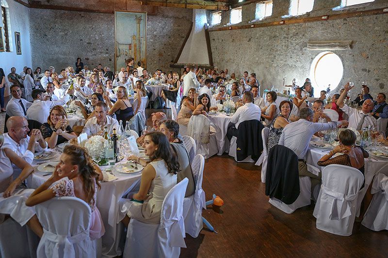 Castel Ivano Sala Interna Vecchio Fienile con 230 persone con pranzo della Comunione